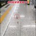 大妈脱鞋躺地铁座椅鞋被乘客踢下车 网友：用魔法打败魔法?